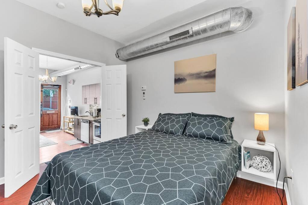 Apartment Romantic Getaway 3rd St Parlor Queen Size Bed Philadelphia