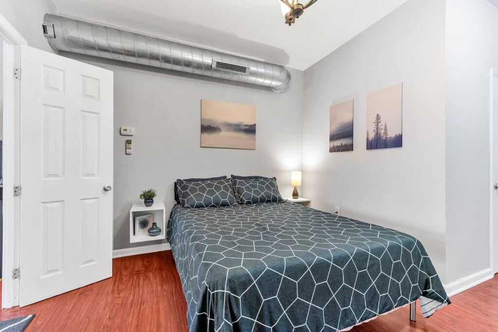 Apartment Romantic Getaway 3rd St Parlor Queen Size Bed Philadelphia