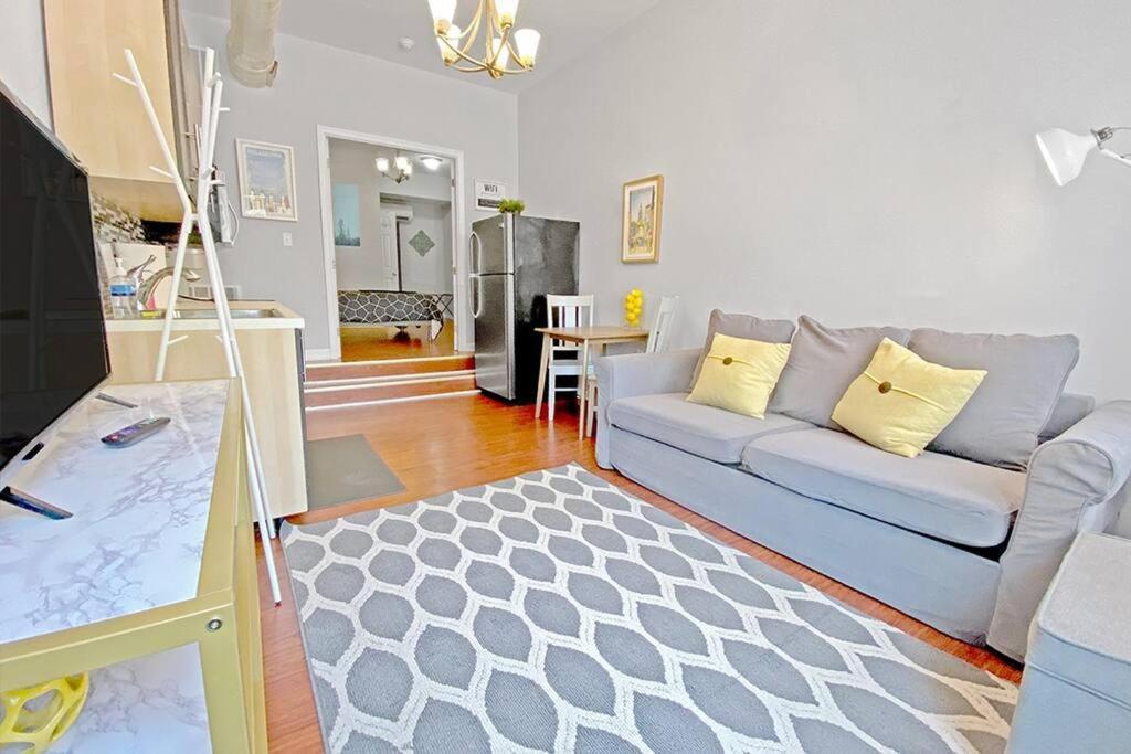 Apartment Romantic Getaway 3rd St Parlor Queen Size Bed Philadelphia