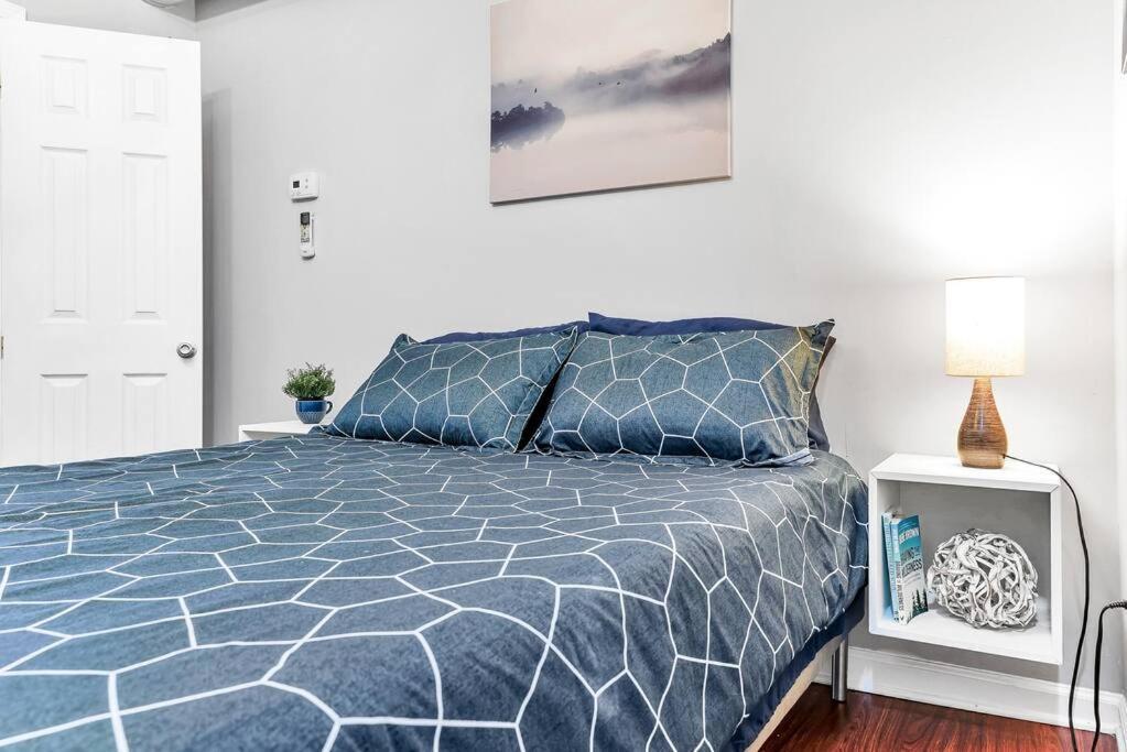 Apartment Romantic Getaway 3rd St Parlor Queen Size Bed Philadelphia